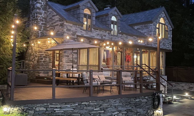 White Mills Casa | Charming Lakefront Retreat: Stunning Views, Cozy Ambiance