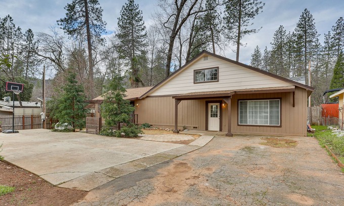 Lakehead-Lakeshore Cabina | Charming Lakehead Cabin: Walk to Shasta Lake!