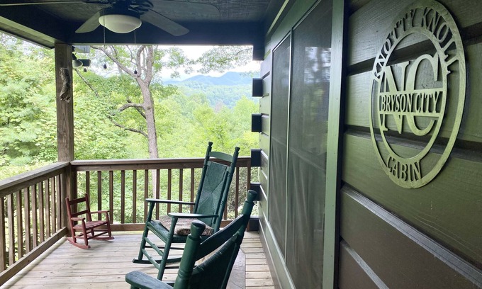 Bryson City Cabina | CHARMING LOG CABIN..Views..Secluded..Hot Tub..Game Room..Fire Pit..Close to Town