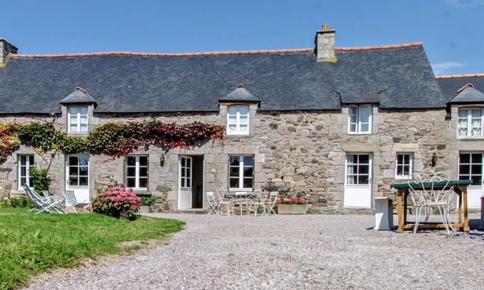 Plevenon Casa | Hermosa casa familiar larga. Bretaña (Cap Frehel) 5 habitaciones, capacidad para 12.