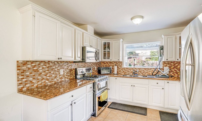 Oakland Casa | Charming Oakland Home w/ Fireplace & Deck!