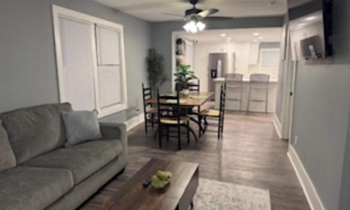 Taylorville Casa | Charming Oasis 2-bedroom house with AC, WiFi in small town Taylorville