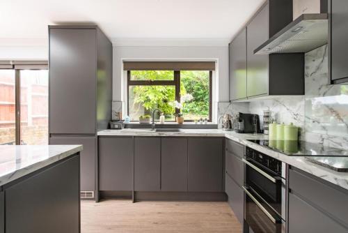 Hainault Apartamento | Charming Retreat Near Grange Hill Central Line