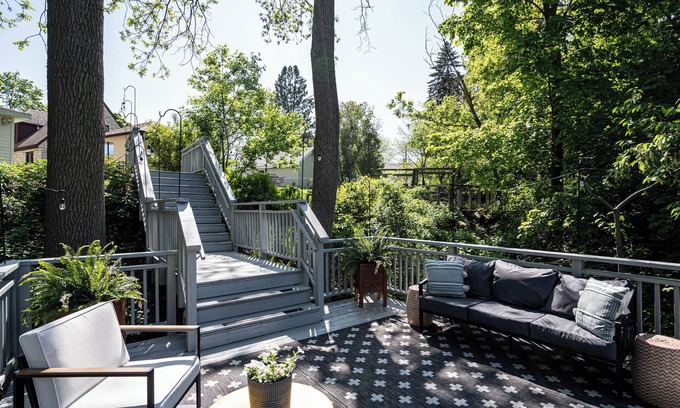 Milwaukee Casa | Charming Riverfront Home l 4 BR l King Beds I Free Parking I Outdoor Haven