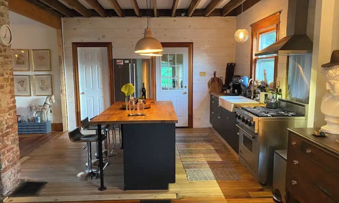 Damascus Otro | Charming Riverside Retreat Getaway with Scenic Views