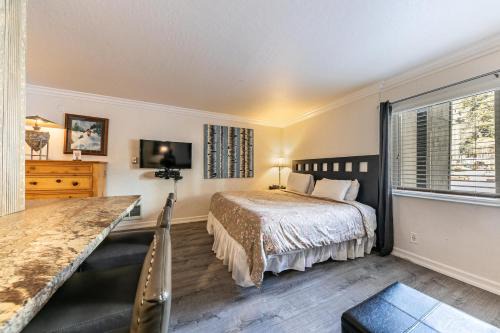 Truckee Casa | Charming Studio Deluxe w/Full Kitchen #115 at Donner Lake Village