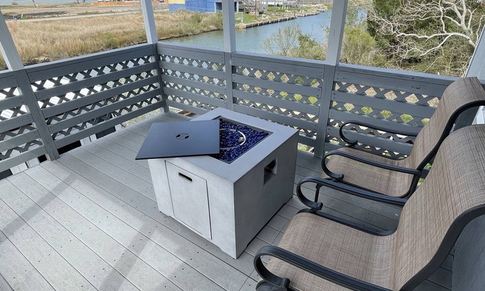 Hitchcock Casa | Charming tuck away waterfront home