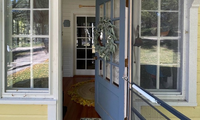 Williams Bay Cabaña | Charming Vintage Cottage - 5 minute walk to lake, beach, and town!