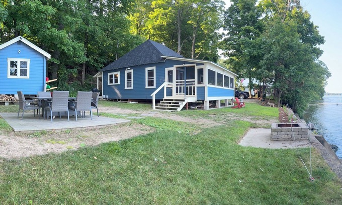 St. Albans Cabaña | Charming water-front cottage & guest house comfortably sleeps 8 with WiFi, AC