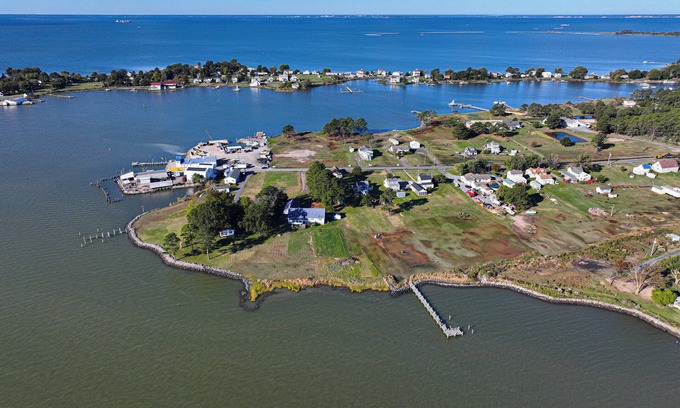 Fishing Creek Otro | Charming Waterfront Farmhouse 10 minutes from Blackwater NWR - Pet Friendly