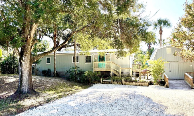 Homosassa Cabaña | Charming Waterfront Canal Home in beautiful Old Homosassa! 5 Kayaks, Dock, Bikes