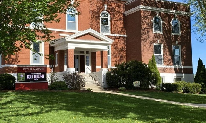 Green Lake Casa | Charming waterfront farmhouse with guest cottage