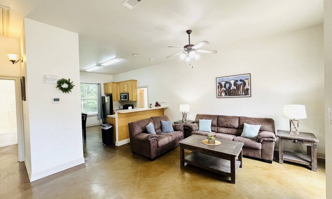 Pine Grove Apartamento | Chateau 6, spacious townhouse in Tickfaw, LA