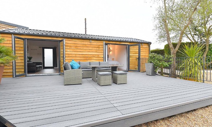 Guildford Casa | Cheerful 1BD Cottage with Parking Nr Guildford