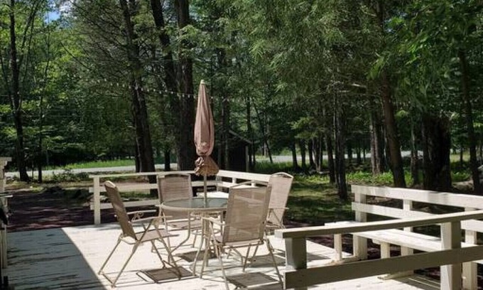 Locust Lake Village Casa | Cheerful 2 BDRM Bungalow, 5-10 MIN walk to Lake