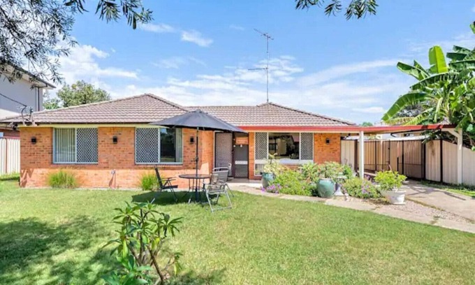 South Penrith Casa | Cheerful 3 bedroom house with free parking