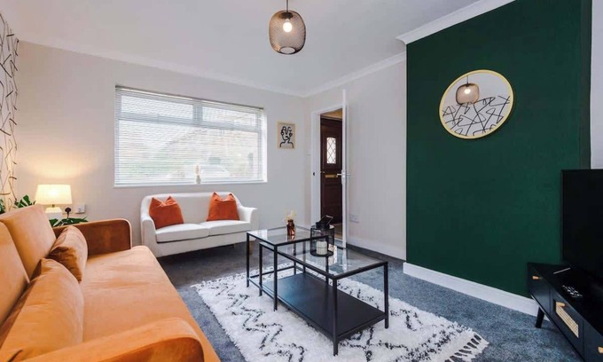 Chorlton-by-Backford Casa | Cheerful 3 bedroom home with parking near Chester