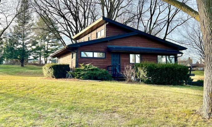 Quad Cities Casa | Cheerful 4 Bedroom home with a huge back yard