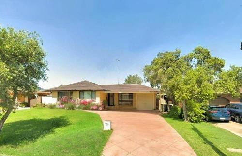 Kingswood Casa | Cheerful 4 Bedrooms With Free Parking