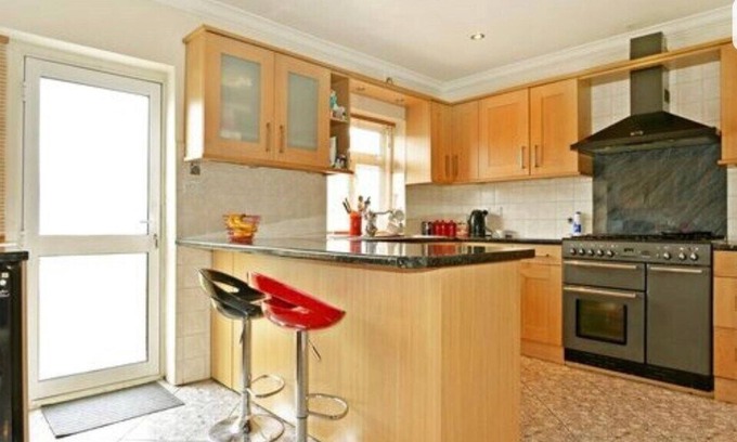 Erith Casa | Cheerful 6 bedroom house- free parking and garden