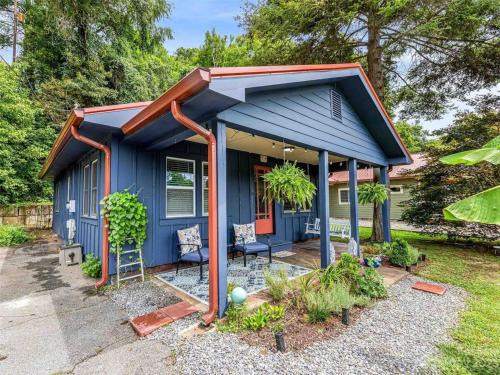 Woodfin Casa | Cheerful Cottage Retreat with Quick Downtown Access