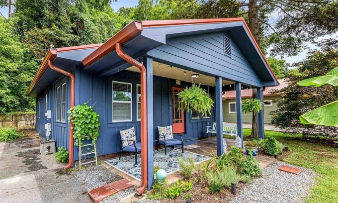 Woodfin Cabaña | Cheerful Cottage Retreat + Quick Downtown Access