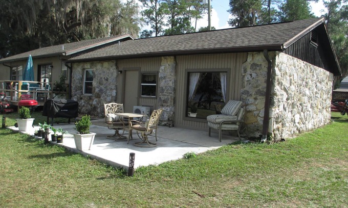 Hernando Cabaña | Cheerful water front stone cottage. With beach. on bike trail.