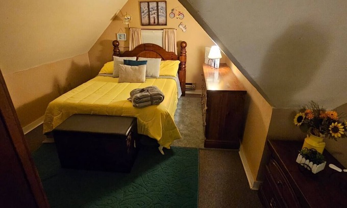 Old North Knoxville Apartamento | Cheery Retro: Near Downtown Fun/5 Miles to UT!