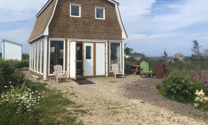 Grande-Entree Casa | CHÈRE SHED CHALET, with superb views of the bay of Grande-Entrée