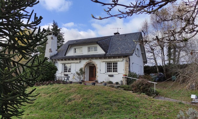 Lanobre Casa | Chez Madeleine - House for 11 on wooded grounds