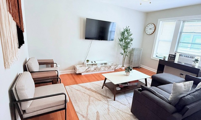 West Ridge Apartamento | Chic 1 BD apt in West Rogers Park, Chicago-Near Loyola University