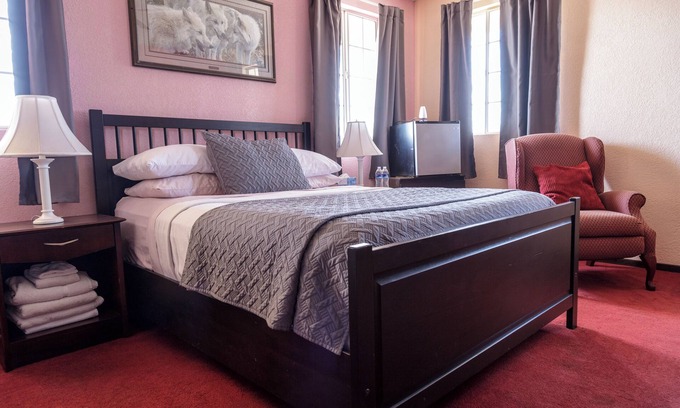 Ensenada Apartamento | Chic 1-bedroom apartment with ocean views, sun bathing deck, pool in Ensenada.