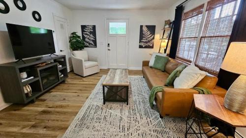 Valdosta Casa | Chic Central Cottage with Gameroom & Firepit and pet friendly