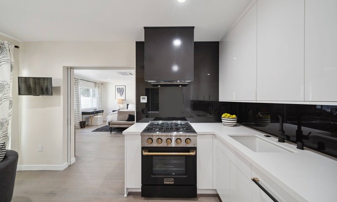 Floral Park Casa | Chic Executive - Historic Floral Park Guest House 1 Bedroom Bungalow by Redawning