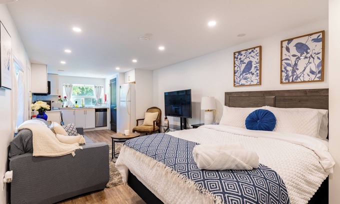 Halton Regional Municipality Apartamento | Chic Hotel-Style Retreat by Toronto Premium Outlets