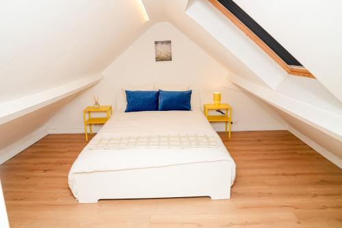 Bloemekenswijk Apartamento | Chic & Modern 1BR & 1LR Apt, 12 Min Walk to Rabot