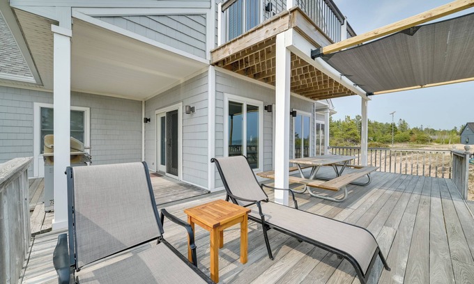 De Tour Village Casa | Chic Townhome on Lake Huron w/ Private Beach!