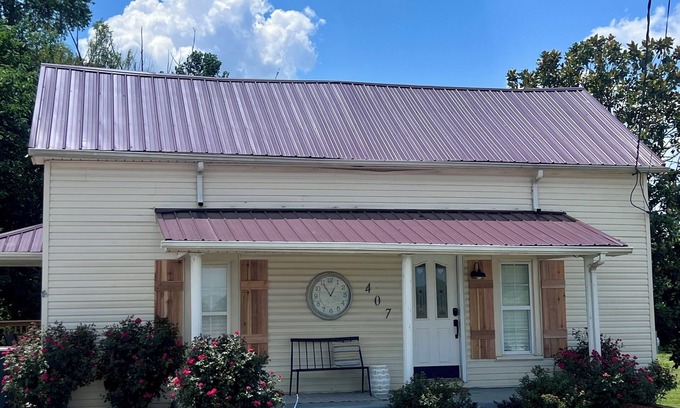 Cave City Casa | Chillin Time is a cozy pet friendly home 6 miles from Mammoth cave!