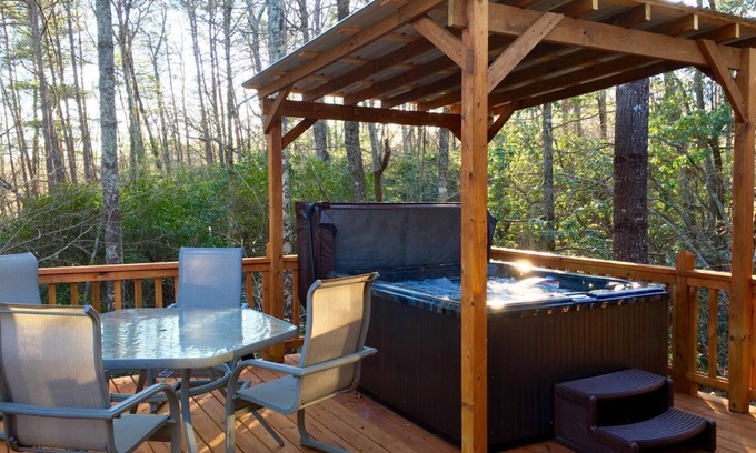 Sautee Nacoochee Cabina | Chimney Mtn 5 | Dog Friendly Cabin with Covered Hot Tub and Fireplace Near Helen