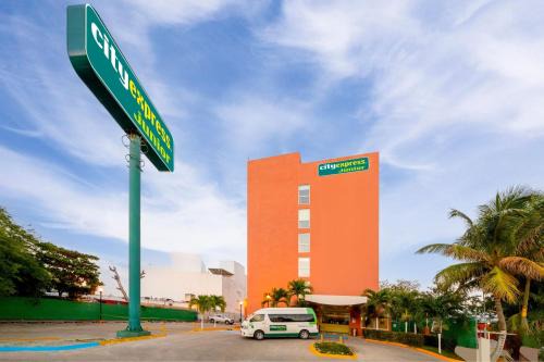 Ciudad del Carmen Hotel | City Express Junior by Marriott Ciudad del Carmen