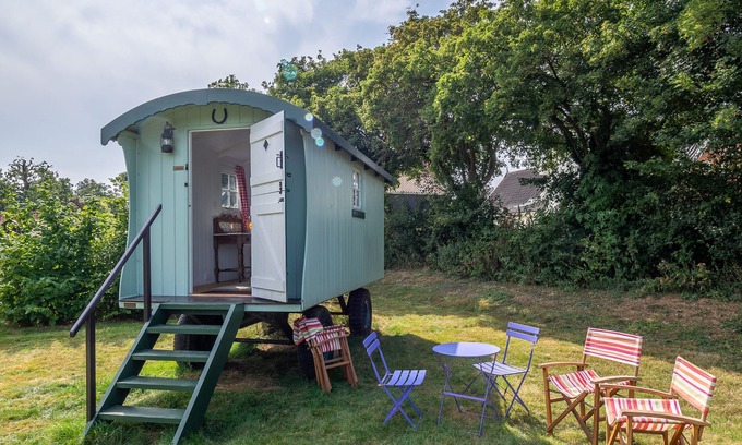 Brandeston Apartamento | Clarabelle is a beautiful shepherd's hut set in a blooming kitchen garden