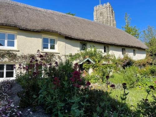 Georgeham Casa | Clare Cottage in heart of Devon village near beach
