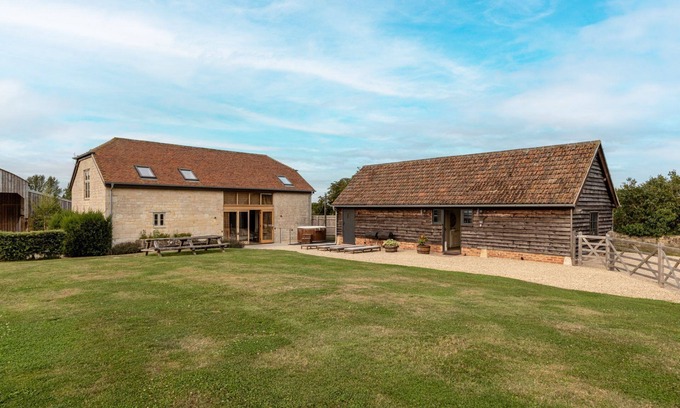 Faringdon Cabaña | Classic Family Barn Conversion in Radcot