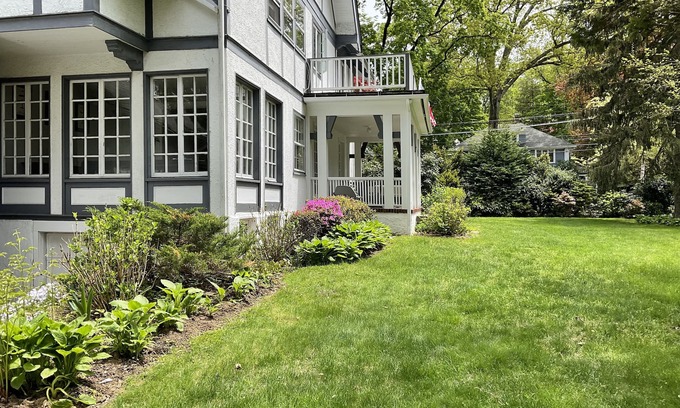 White Plains Casa | Clean and spacious home