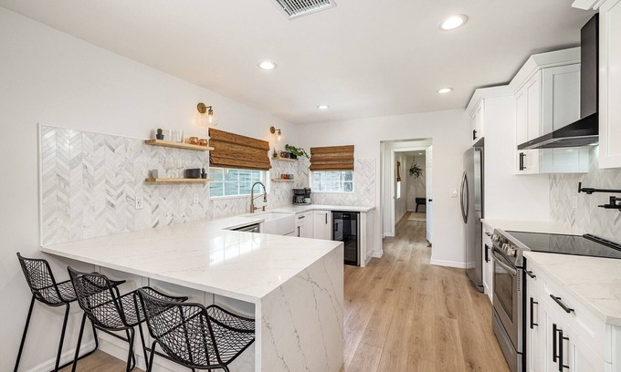 Old Seminole Heights Casa | Clean & Centrally located to Busch Gardens USF Tampa Zoo Family & Pet Friendly