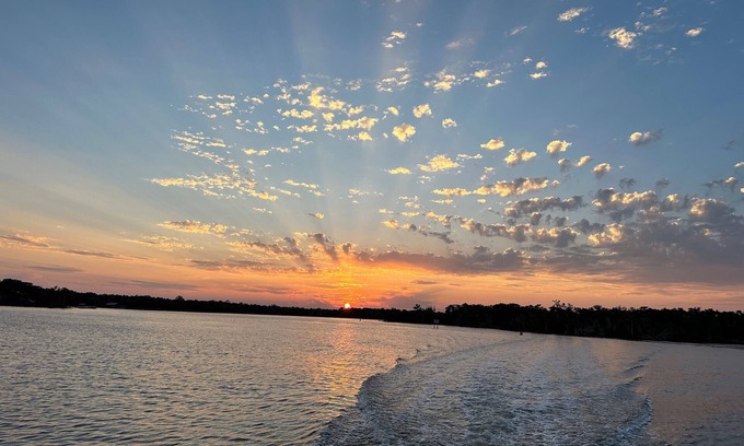 Homosassa Villa | Veranda junto a la piscina, 3 acres exuberantes con acceso al río y muelle disponible bajo petición.