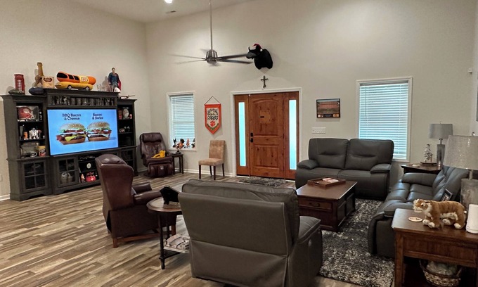 Seneca Apartamento | Clemson, super close to stadium. 1300 sqft -1 bdrm, 1 bth apartment.