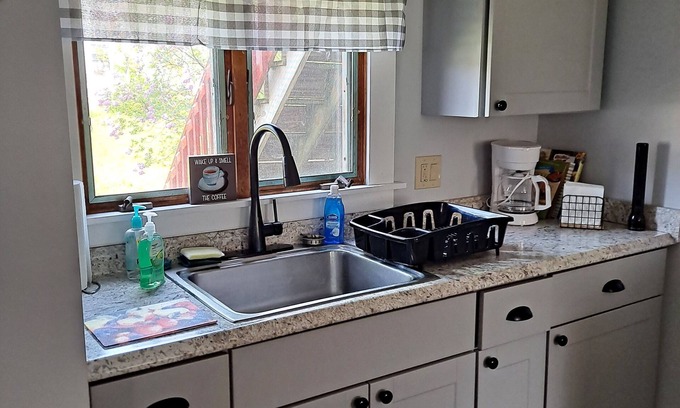 Bristol Apartamento | Close to Newfound Lake And ski and snowmobile trails in the winter! Cozy!!