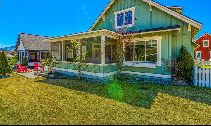 Oroville Cabaña | Close to the lake, the pool and resort amenities!