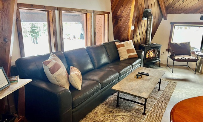 Mammoth Lakes Cabina | Closest, coziest home at The Village! Steps to Bars/Dining/Shops and Gondola!